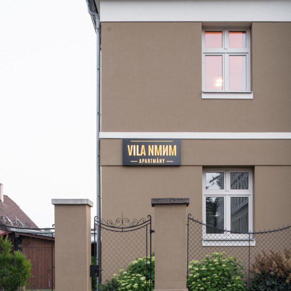 Vstupní branka a cedule Vila NMNM